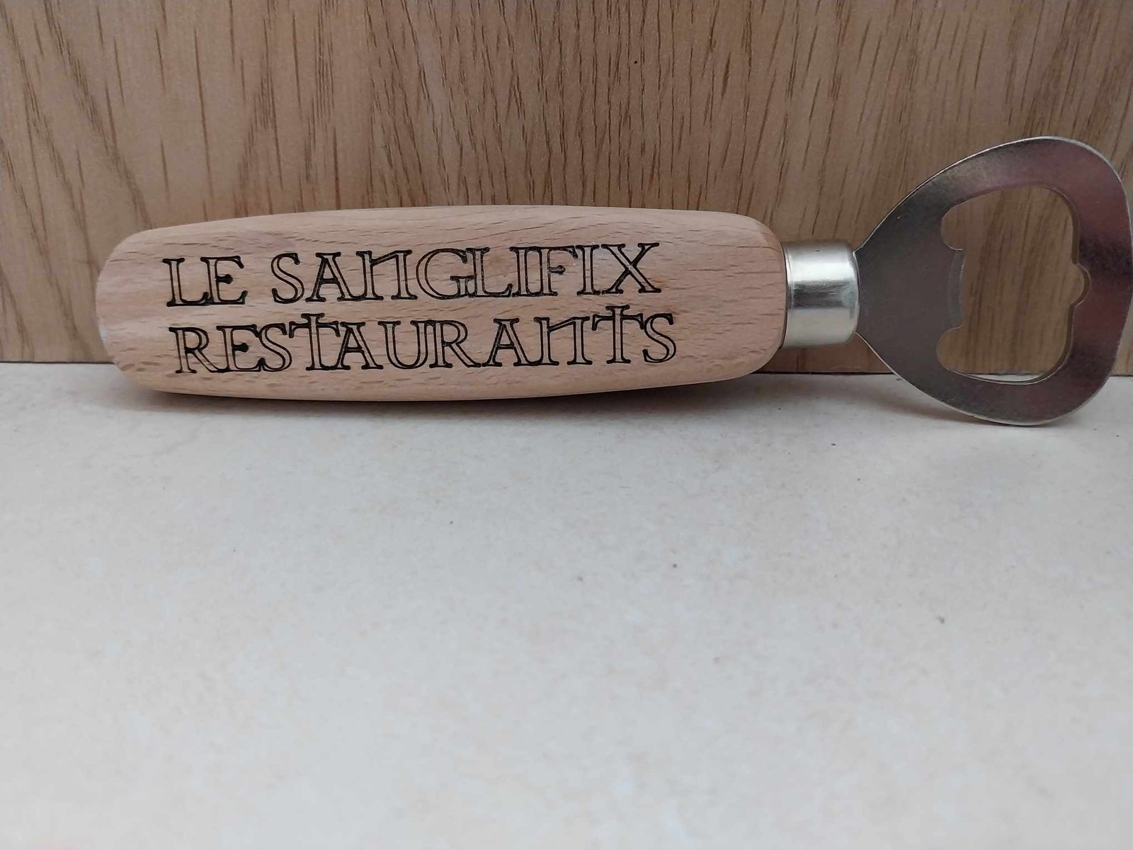 gravure sur un décapsuleur